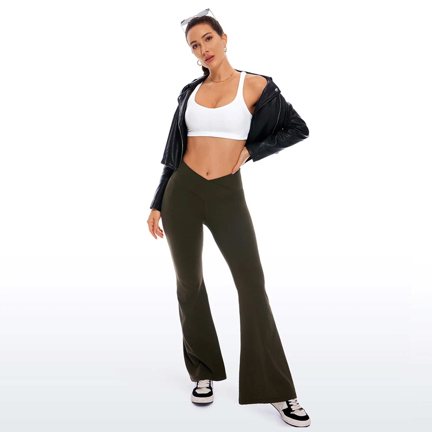 Low cut, wire-free sports bra with a strappy design and Naked Feeling fabric for a soft, lightweight, and comfortable fit. Ideal for low-impact activities