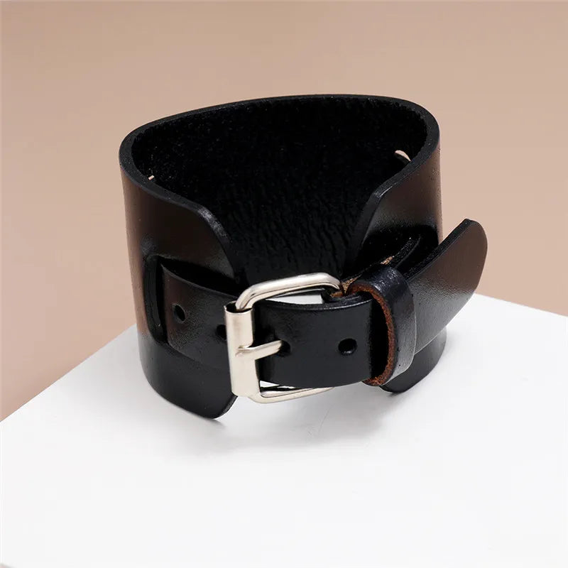 Men’s leather bracelet with steel snap clasps: punk-inspired, available in vibrant colors for a bold, nostalgic look.